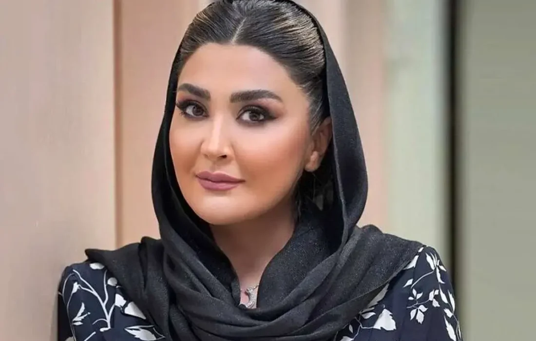 استایل شیک خانم بازیگر با لباس و کلاه کریسمسی+ عکس