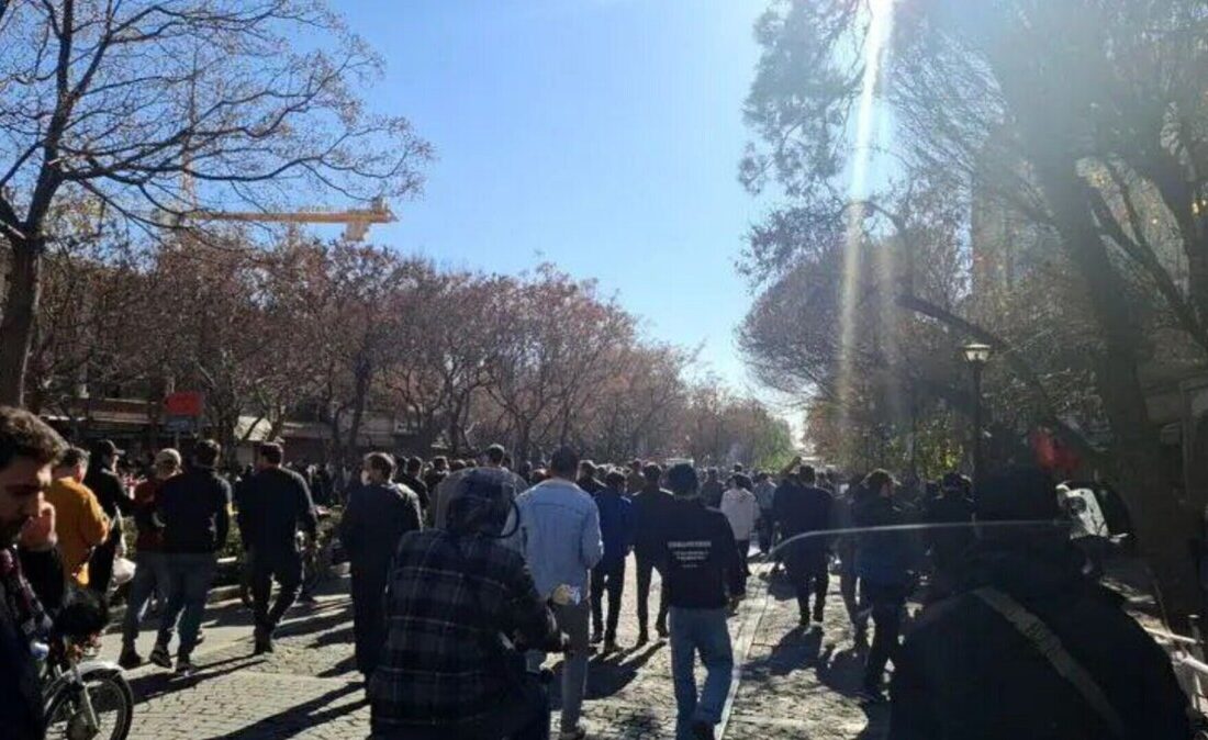 اعتراضات در بازار و شعار دادن کسبه در سبزه میدان و چهارراه استانبول / مغازه‌ها تعطیل شد
