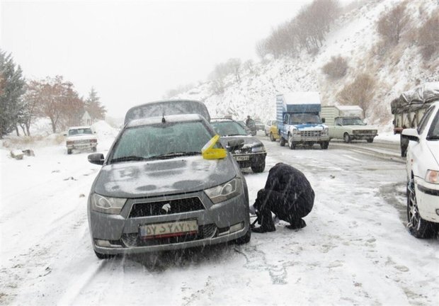 بارش برف در جاده‌های مرتفع استان سمنان؛ زنجیر چرخ الزامی است