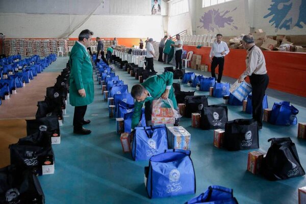 بنیاد کرامت رضوی ۱۵۰۰ بسته یلدایی بین کودکان بی سرپرست توزیع کرد