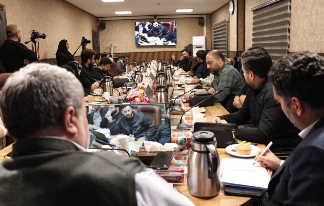 حضور محسن افشانی در یک جلسه دولتی سوژه شد+ عکس
