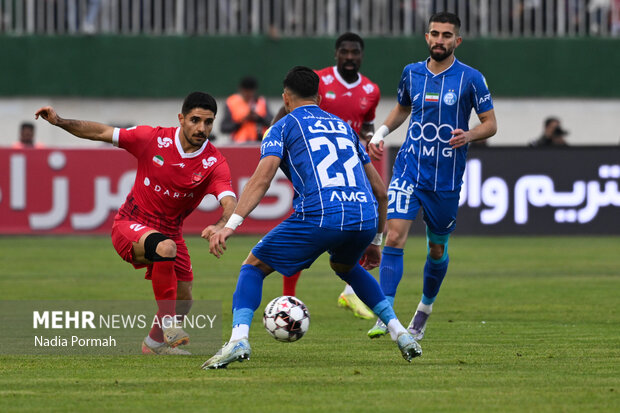 حضور هواداران دو تیم استقلال و پرسپولیس بیرون ورزشگاه امام خمینی اراک