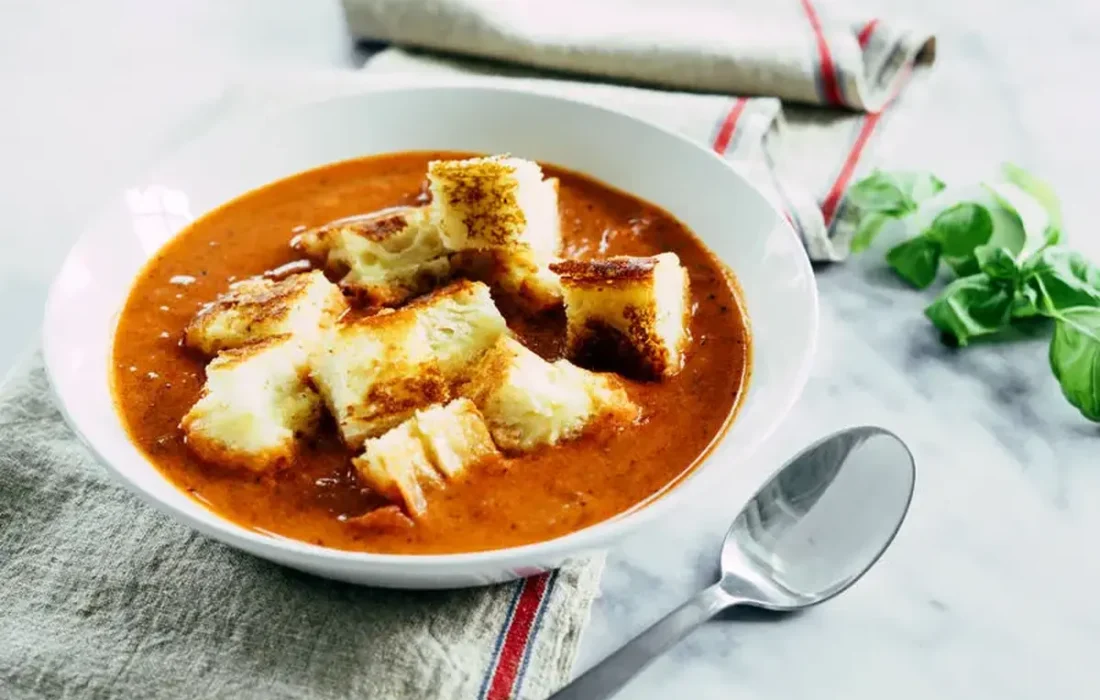 طرز تهیه سوپ گوجه و پنیر/ سوپ داغ و خوشمزه برای روز‌های سرد پاییزی