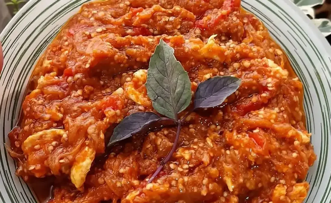 طرز تهیه میرزا قاسمی اصیل گیلانی با بادمجان کبابی و طعمی دودی