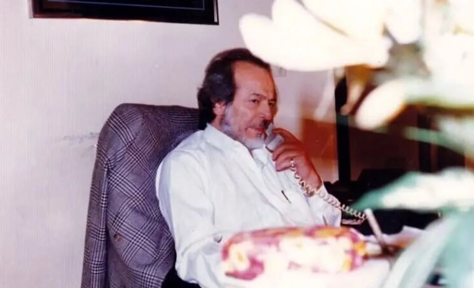 ایرج قادری در دفترش کارش در دهه ۷۰+ عکس