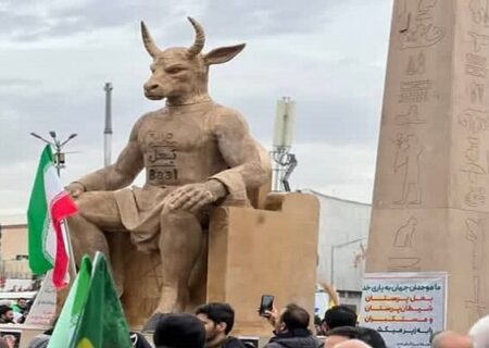 آتش کشیدن نماد بت بعل در مسیر راهپیمایی ۲۲ بهمن