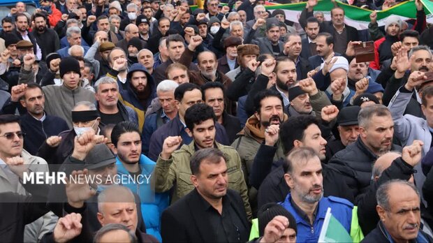 جلوه ای از حضور پرشور مردم شفت در راهپیمایی ۲۲ بهمن