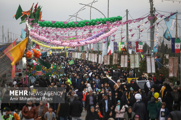 پیاده روی زائران در روز نیمه‌شعبان به سمت مسجد جمکران